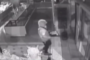 Read more about the article Διαρρήκτης σε φούρνο, βρήκε άδεια ταμεία και άρπαξε 20 κομμάτια γαλακτομπούρεκο (video)