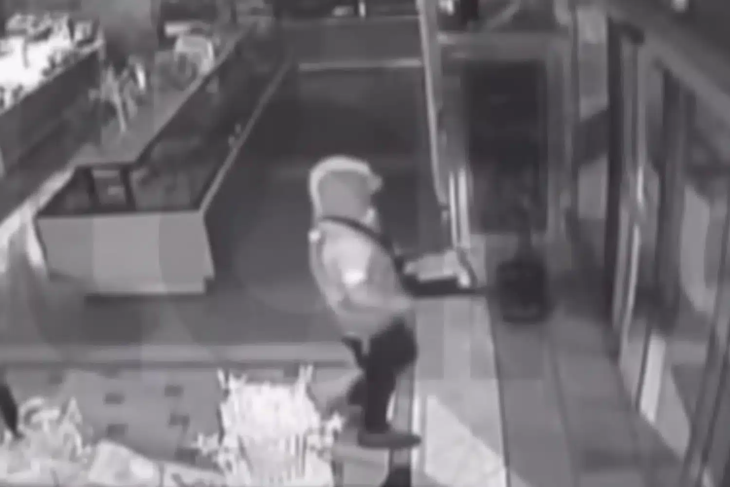 You are currently viewing Διαρρήκτης σε φούρνο, βρήκε άδεια ταμεία και άρπαξε 20 κομμάτια γαλακτομπούρεκο (video)